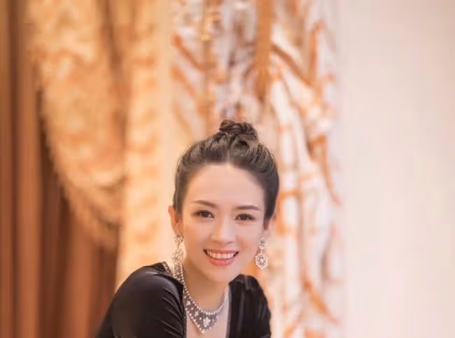 當年二十歲左右的章子怡可以說是風光無限了呀,小小年紀就拿到了很多的獎項