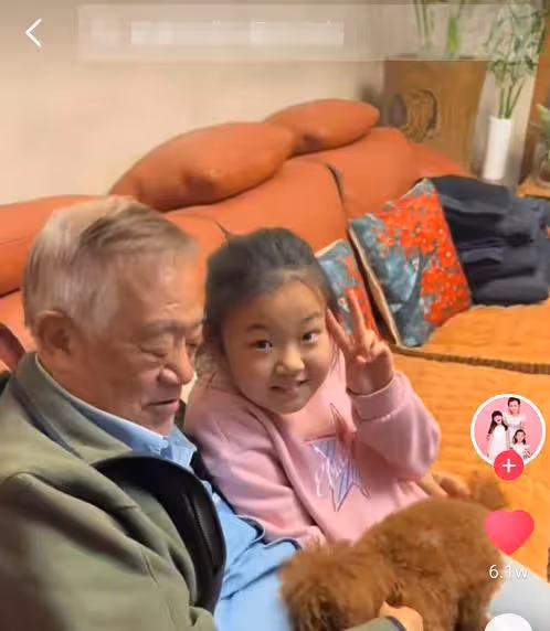 79歲高明近況曝光!在家把金雞獎盃給孫女當玩具,現不服老仍拍戲