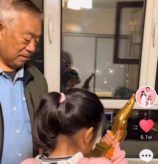 79歲高明近況曝光!在家把金雞獎盃給孫女當玩具,現不服老仍拍戲