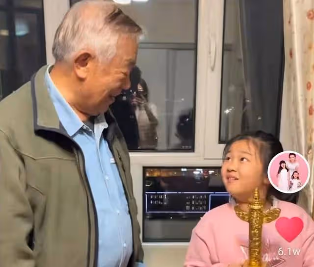 79歲高明近況曝光!在家把金雞獎盃給孫女當玩具,現不服老仍拍戲