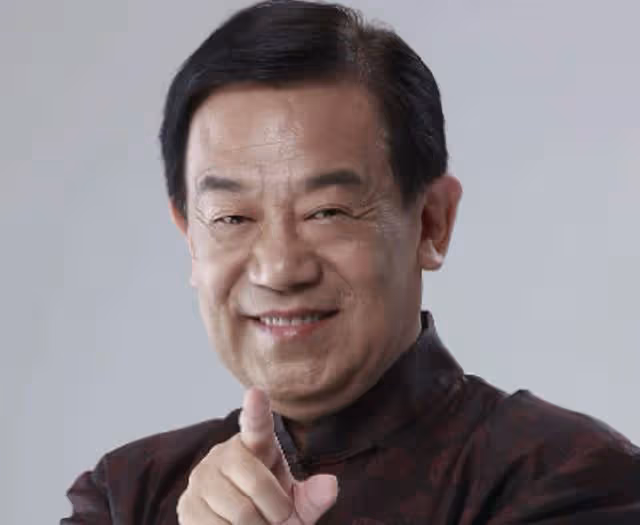 79歲高明近況曝光!在家把金雞獎盃給孫女當玩具,現不服老仍拍戲