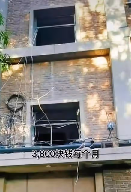 31歲男星北漂住狹窄房車,租房昂貴難負擔,名校畢業8年生活艱難