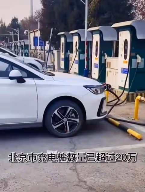 31歲男星北漂住狹窄房車,租房昂貴難負擔,名校畢業8年生活艱難