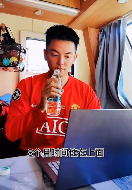 31歲男星北漂住狹窄房車,租房昂貴難負擔,名校畢業8年生活艱難