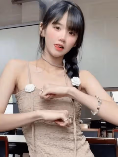 悲情女主井川里予，人前風光背後心酸，養弟弟還要替父還債