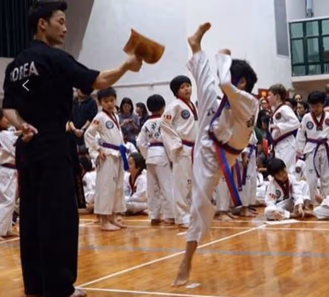 甄子丹為愛子慶生,贊14歲兒子很英俊,祖孫三代同穿皮衣酷勁十足
