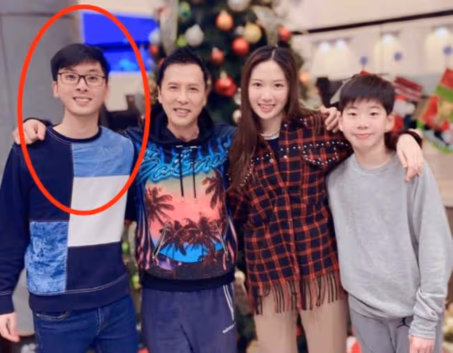 甄子丹為愛子慶生,贊14歲兒子很英俊,祖孫三代同穿皮衣酷勁十足