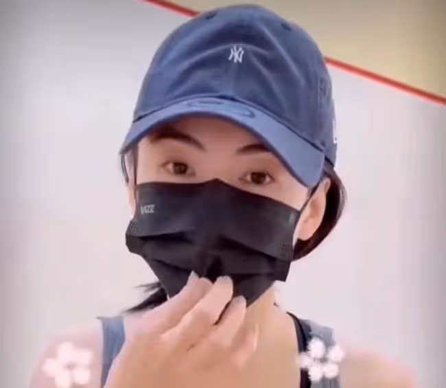 「素里女地主」陪二兒子打排球,小Q越來越像謝霆鋒,網友:這顏值太絕了~