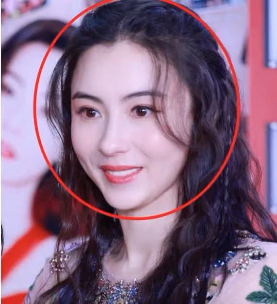 「素里女地主」陪二兒子打排球,小Q越來越像謝霆鋒,網友:這顏值太絕了~