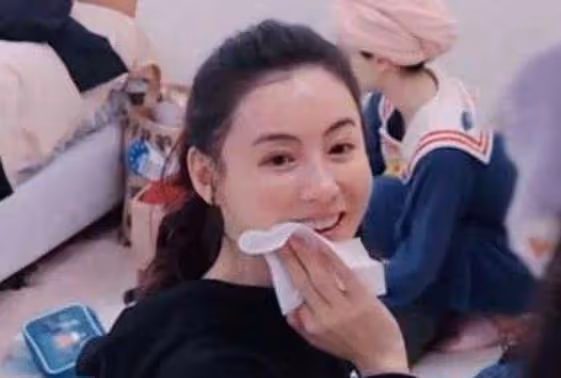 「素里女地主」陪二兒子打排球,小Q越來越像謝霆鋒,網友:這顏值太絕了~