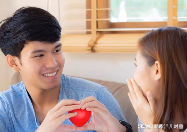 婆婆給了兒媳5萬改口費,兒媳卻把敬茶倒掉,結果全家的臉被丟盡