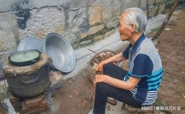婆婆生病被扔在姑姐家門口,我接到電話,趕緊把她接了回來