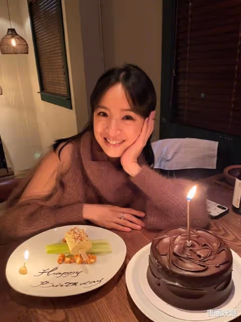 林依晨當媽後公開露面，全程笑容滿面清新可愛俏皮，女兒拯救了她