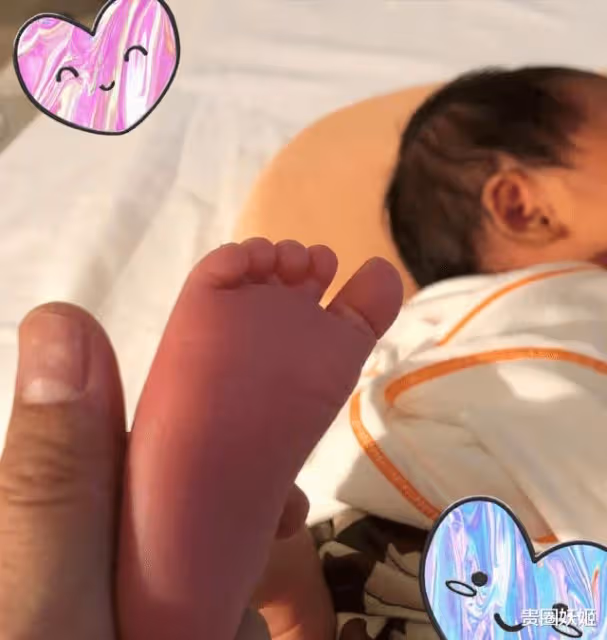 林依晨當媽後公開露面，全程笑容滿面清新可愛俏皮，女兒拯救了她