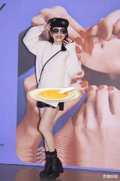 林依晨當媽後公開露面，全程笑容滿面清新可愛俏皮，女兒拯救了她