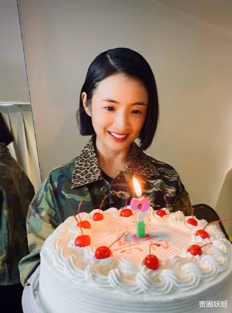 林依晨當媽後公開露面，全程笑容滿面清新可愛俏皮，女兒拯救了她