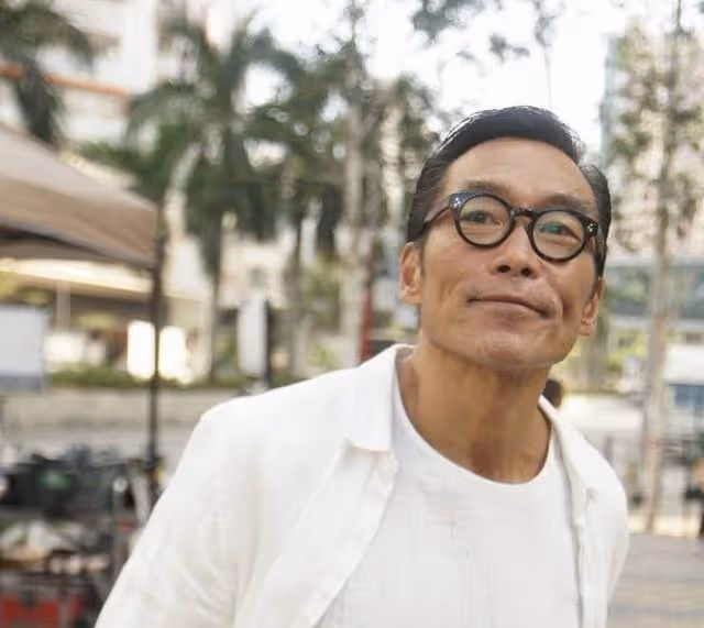 著名港星暗藏天使心，主動為內地捐款20萬，57歲身材依舊健碩有型