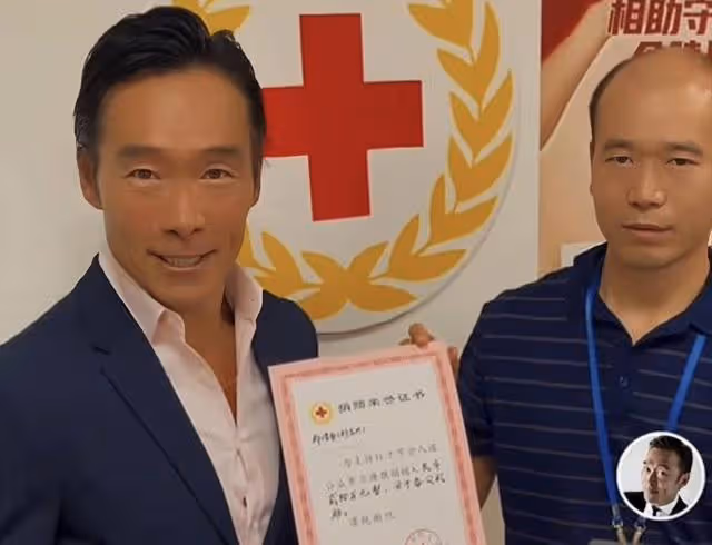 著名港星暗藏天使心，主動為內地捐款20萬，57歲身材依舊健碩有型