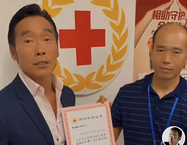 著名港星暗藏天使心，主動為內地捐款20萬，57歲身材依舊健碩有型