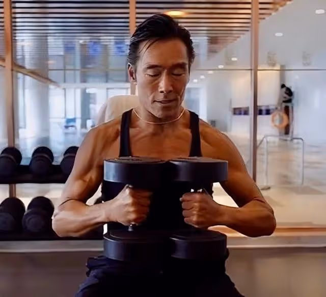 著名港星暗藏天使心，主動為內地捐款20萬，57歲身材依舊健碩有型