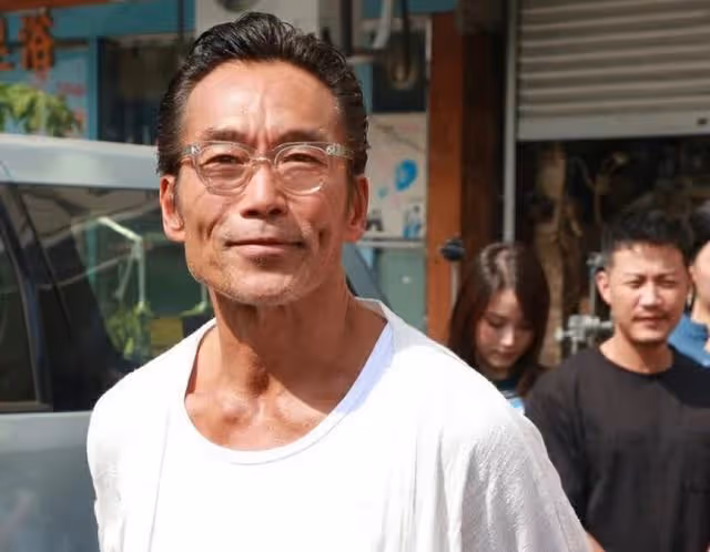 著名港星暗藏天使心，主動為內地捐款20萬，57歲身材依舊健碩有型
