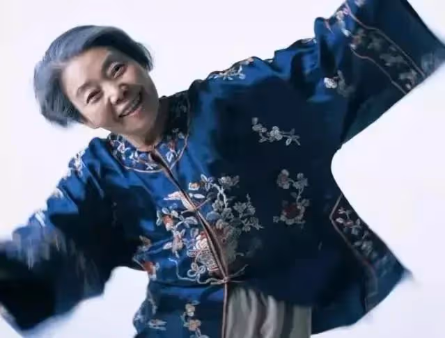 她被丈夫家暴45年卻不肯離婚，晚年失明，全身患癌，一生悽慘悲涼
