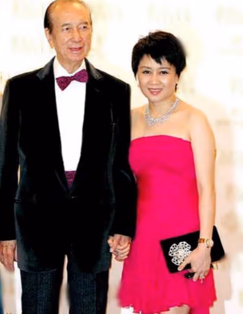 61歲賭王四太罕露面，疑似移居上海與何猷君同住，懷抱倆孫笑容甜