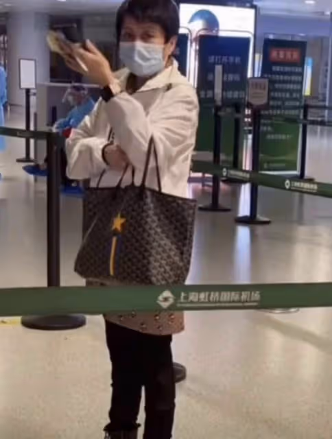 61歲賭王四太罕露面，疑似移居上海與何猷君同住，懷抱倆孫笑容甜