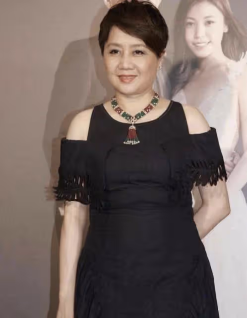 61歲賭王四太罕露面,疑似移居上海與何猷君同住,懷抱倆孫笑容甜