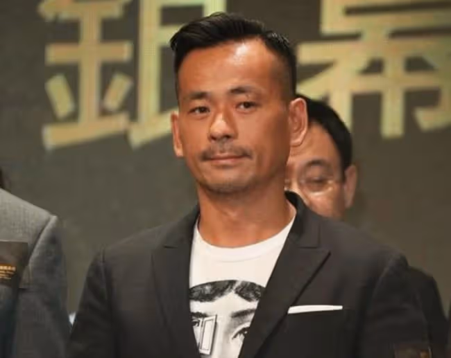 61歲賭王四太罕露面,疑似移居上海與何猷君同住,懷抱倆孫笑容甜