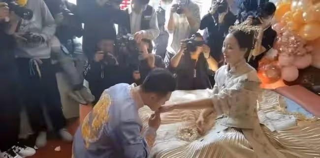 恭喜!又一世界冠軍求婚成功,單膝下跪送鴿子蛋,相戀5年終圓夢