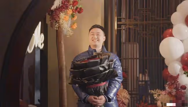 恭喜!又一世界冠軍求婚成功,單膝下跪送鴿子蛋,相戀5年終圓夢