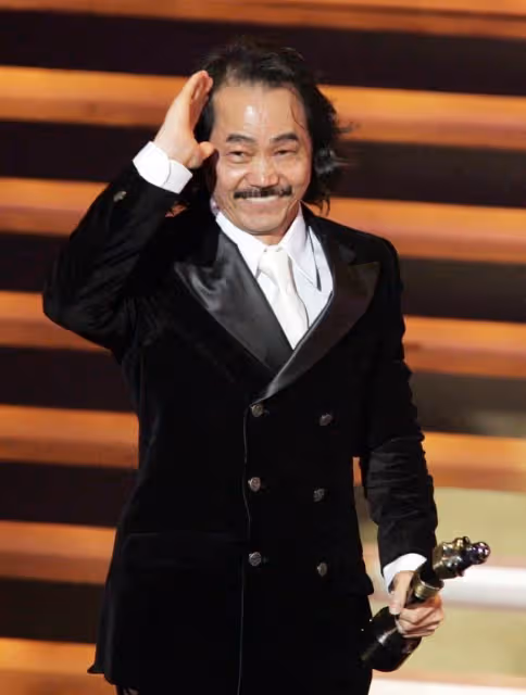 元華否認與成龍不和,曾拒絕成龍400萬天價邀約,直言怕無戲可拍
