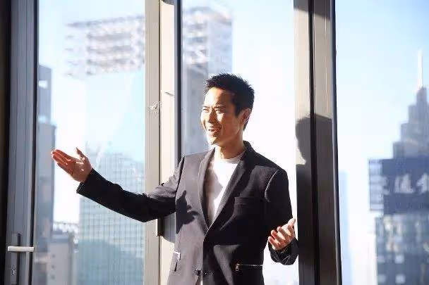 生人勿近!TVB資深視帝自認臭脾氣,曾在鬧市區拍戲被騷擾即開罵