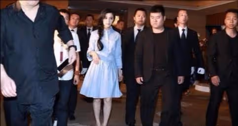 他曾是黃曉明保鏢,被開除後得鄧超賞識,娶孫儷經紀人為妻