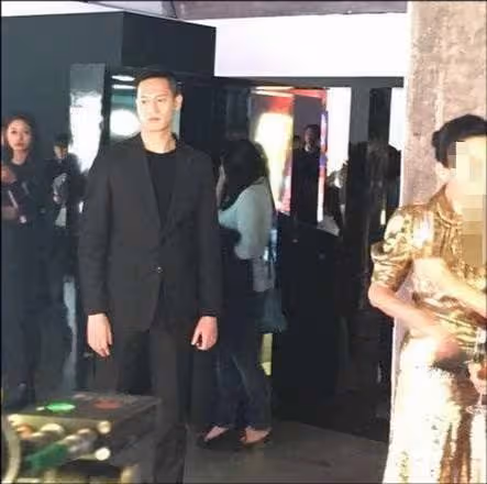 他曾是黃曉明保鏢,被開除後得鄧超賞識,娶孫儷經紀人為妻