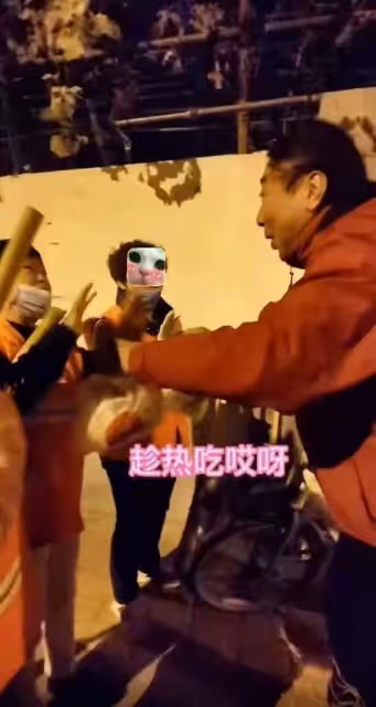 眾星現身新聞聯播!濮存昕低調,馮鞏沈濤嚴肅,劉昊然呆萌可愛