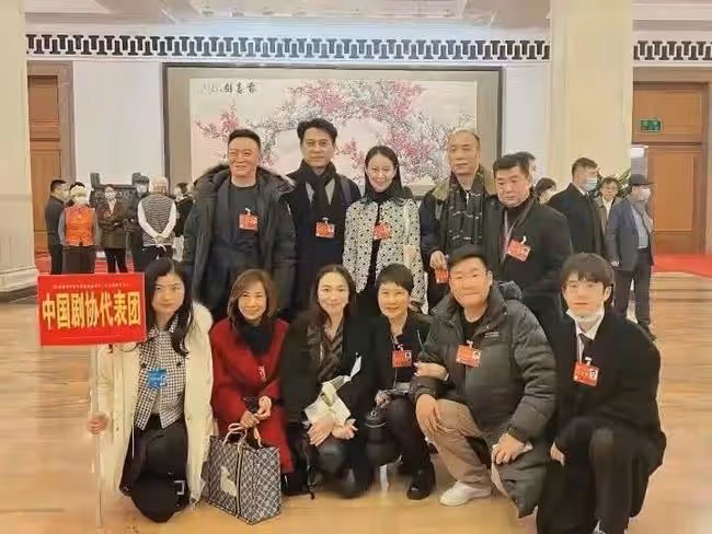 眾星現身新聞聯播！濮存昕低調，馮鞏沈濤嚴肅，劉昊然呆萌可愛