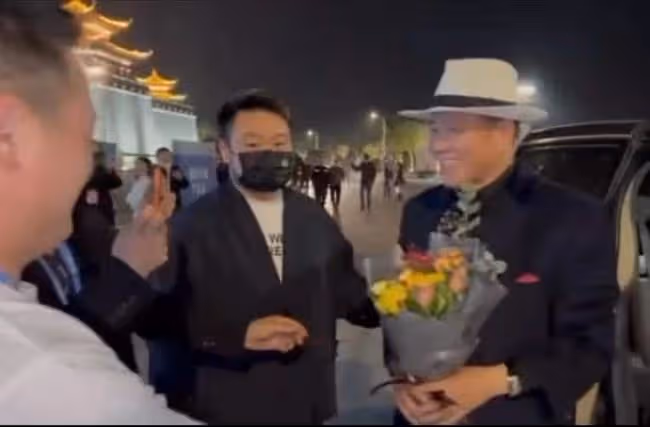 64歲萬梓良當眾按頭親吻女性,還緊摟對方不撒手,女方表情顯淡定