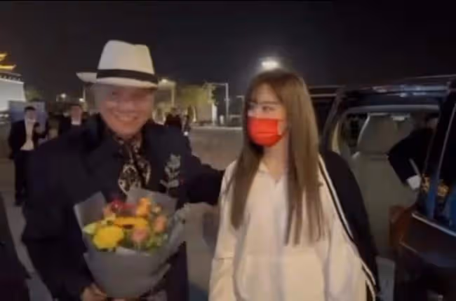 64歲萬梓良當眾按頭親吻女性,還緊摟對方不撒手,女方表情顯淡定