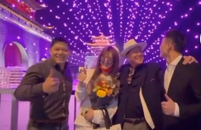 64歲萬梓良當眾按頭親吻女性,還緊摟對方不撒手,女方表情顯淡定