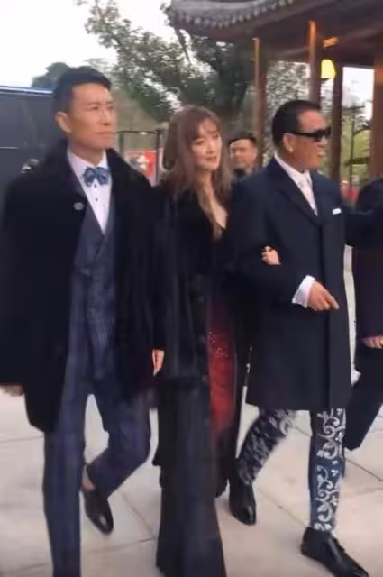 64歲萬梓良當眾按頭親吻女性,還緊摟對方不撒手,女方表情顯淡定
