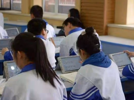 父親身患病重，女子哀求丈夫別離婚，丈夫拒絕：你爸就是個無底洞