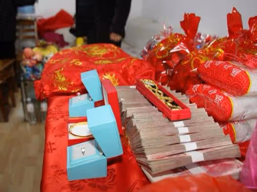 兒子買房缺錢,母親逼女兒出嫁換20萬彩禮,女兒:斷絕母女關係