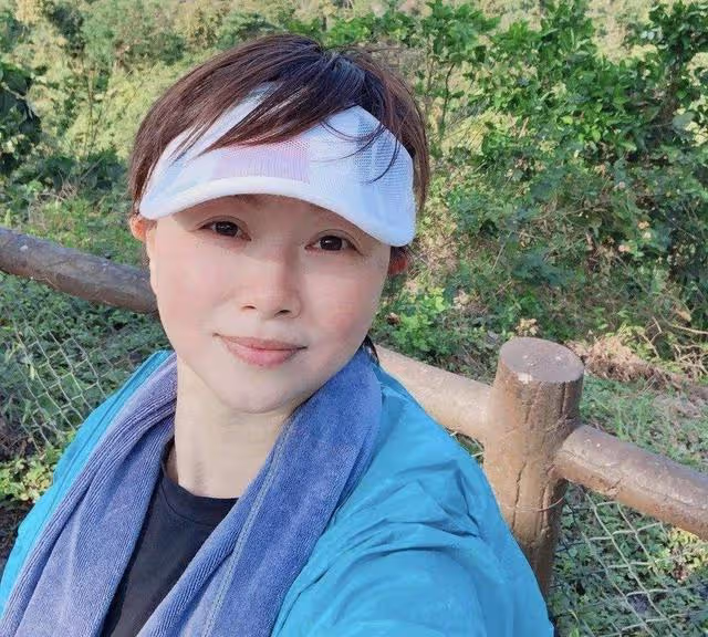 55歲港版「阿紫」直播帶貨人氣低，自認工作機會少，靠退休金生活