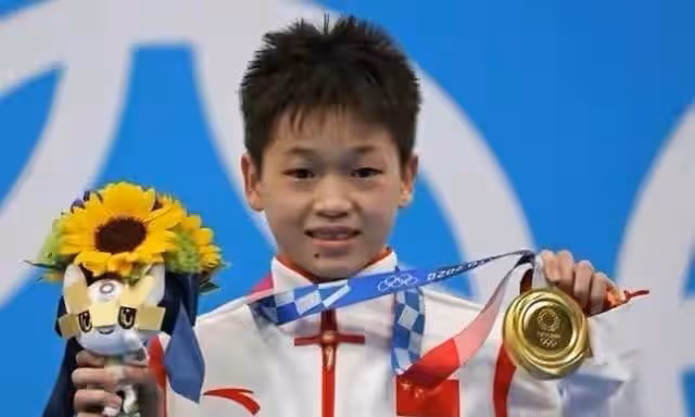 跳大海壓水花,全紅嬋戶外10米台令人後怕,網友擔心國寶安全
