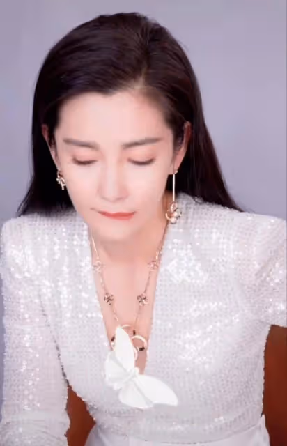 李冰冰入駐視頻平台陣仗大!胸前大鑽石吸睛,陳赫黃曉明等送祝福