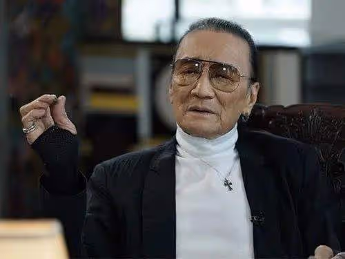 擔心!85歲謝賢拄拐杖慢步進餐廳險摔倒,助手全程攙扶不敢鬆手!