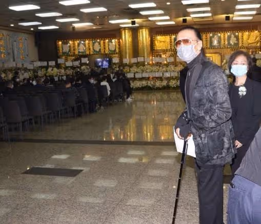 擔心!85歲謝賢拄拐杖慢步進餐廳險摔倒,助手全程攙扶不敢鬆手!