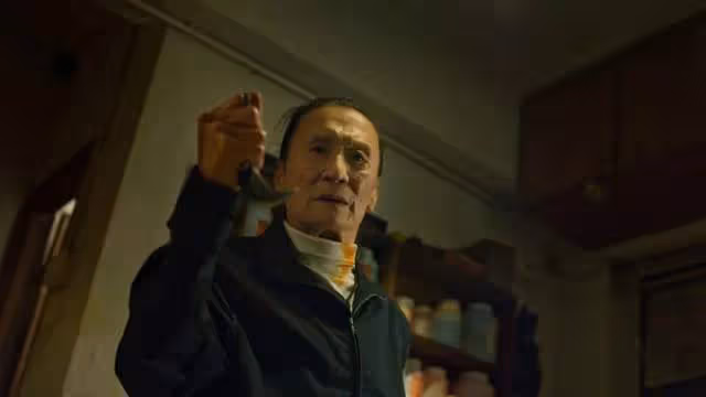 擔心!85歲謝賢拄拐杖慢步進餐廳險摔倒,助手全程攙扶不敢鬆手!